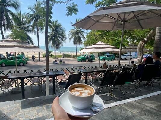 คาเฟ่ริมทะเลบางแสน ถ่ายรูปสวยมุมลับคนไม่เยอะ
