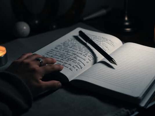 Moon Journaling: เทคนิคเขียนตามจังหวะดวงจันทร์ให้ใจนิ่งและเห็นตัวเองชัดขึ้น