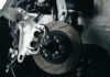 ผ้าเบรก Mazda 3 แท้ vs เทียบ: เดิมพันด้วยชีวิต หรือแค่เงินในกระเป๋า?