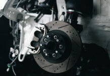 ผ้าเบรก Mazda 3 แท้ vs เทียบ: เดิมพันด้วยชีวิต หรือแค่เงินในกระเป๋า?