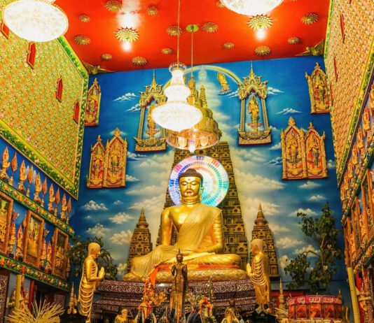 พระธาตุประจำวันเกิด: แกะรอยความเชื่อที่มากกว่าแค่ 'โชคลาภ'