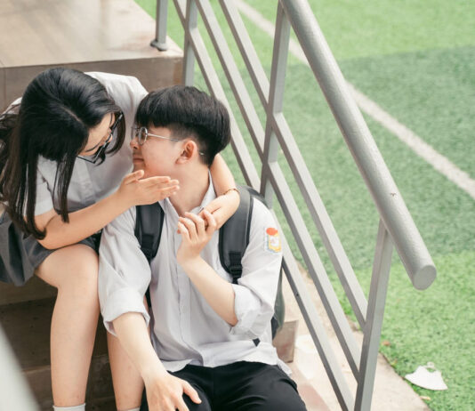 ความรักครั้งแรกในวัยรุ่น: แค่เรื่องชั่วคราว หรือรอยสักในใจที่ติดไปตลอดชีวิต?