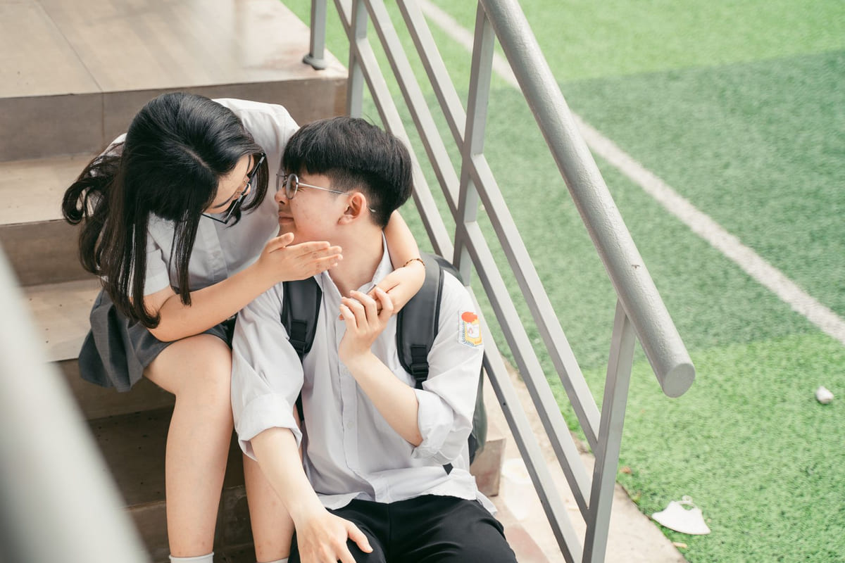 ความรักครั้งแรกในวัยรุ่น: แค่เรื่องชั่วคราว หรือรอยสักในใจที่ติดไปตลอดชีวิต?